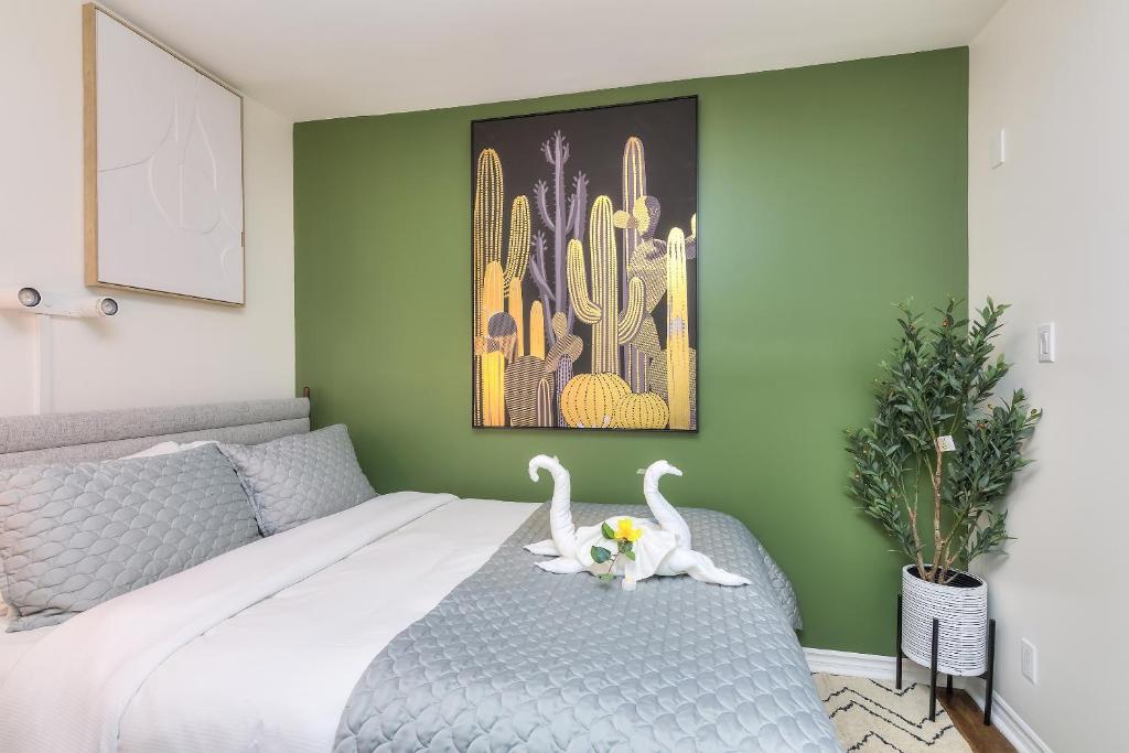 two white swans sitting on a bed in a bedroom at Fox Aparthotel - Palais Des Congres in Montréal