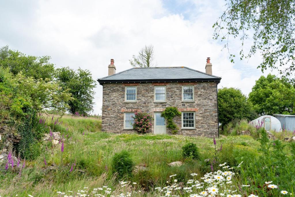 an old stone house in a field of grass at Treovis Farm in Callington