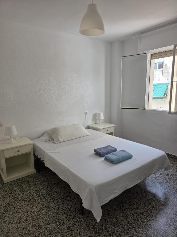 habitación privada preciosa centro malaga enfrente de la estación de tren María zambrano y dos centros comerciales y también cerca a la playa Wi-Fi la mejor zona de Málaga
