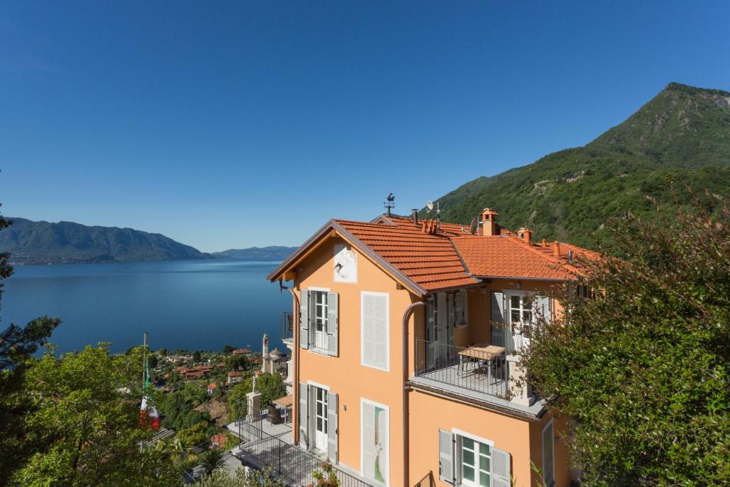 une maison sur une colline avec vue sur un lac dans l'établissement Villa Paradiso, à Cannero Riviera