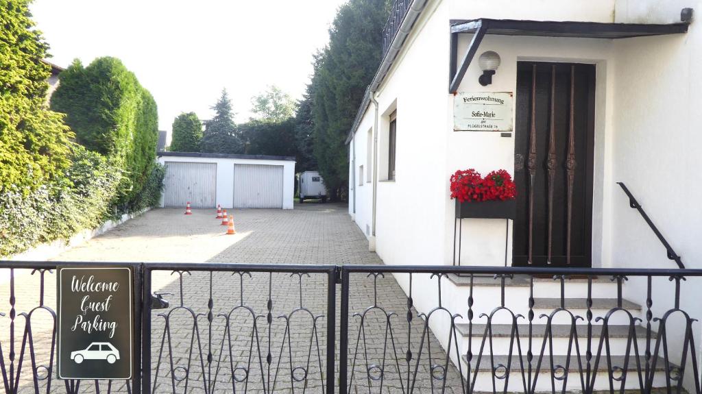 a sign on a fence in front of a house at Ferienwohnung Sofie Marie in Oberhausen