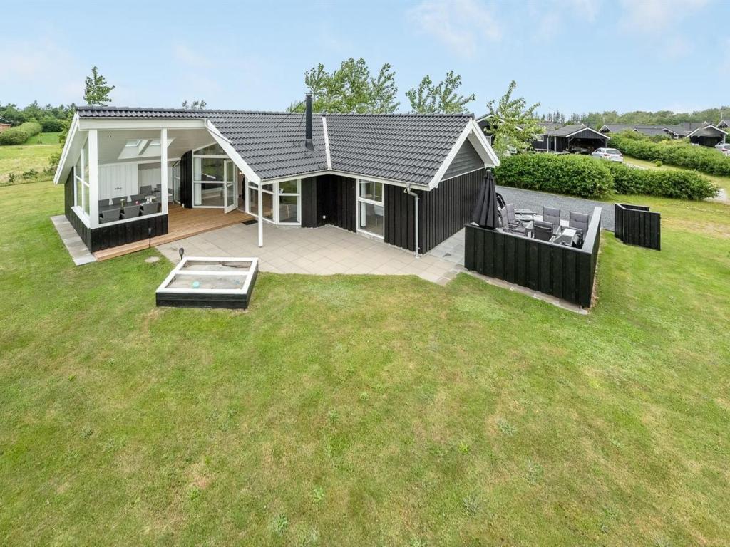 察姆Holiday Home Harth - 700m to the fjord by Interhome的从空中俯瞰一栋带大院子的房屋。