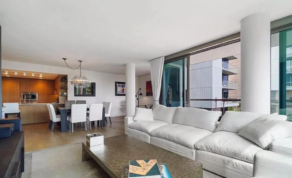 ロサンゼルスにあるSuperb Two Bedroom Condo in Santa Monicaの白いソファとテーブルのあるリビングルーム