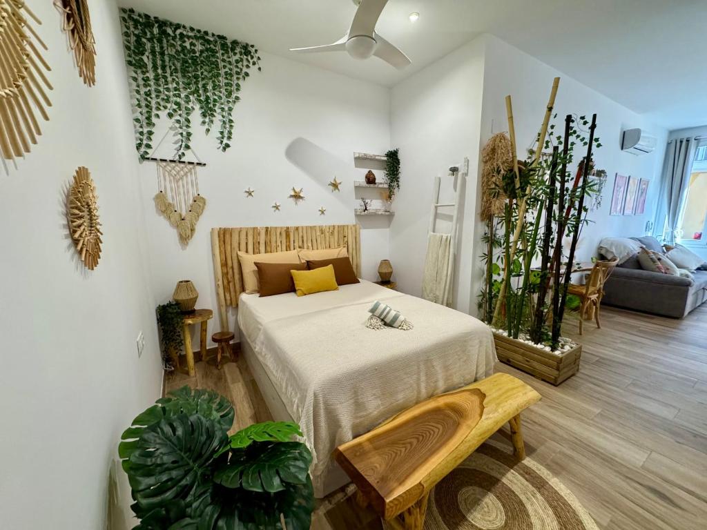 ein Schlafzimmer mit einem Bett in einem Zimmer mit Pflanzen in der Unterkunft Noreva in Morche