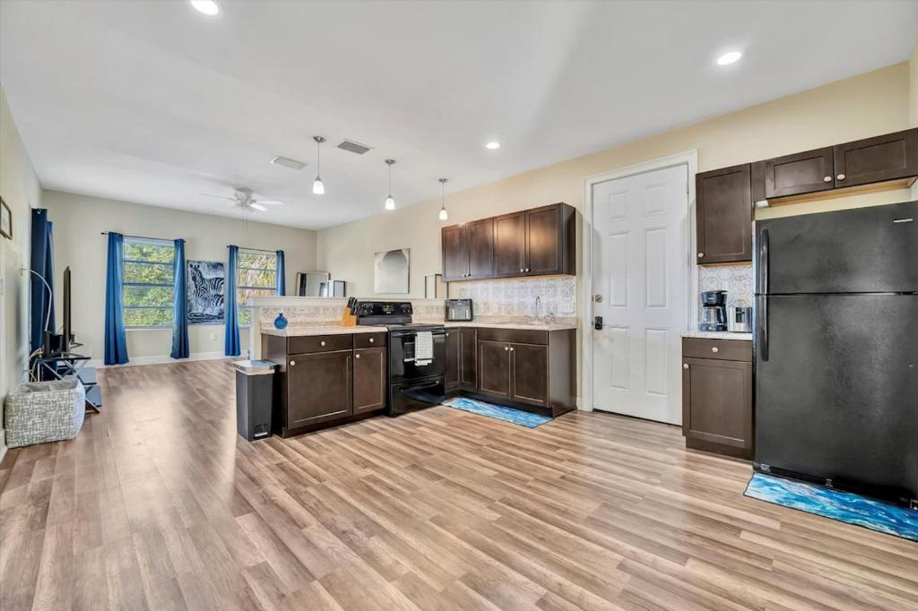 eine große Küche mit Holzböden und einem Kühlschrank in der Unterkunft Amazing Location Downtown Tampa WorkSpace in Tampa