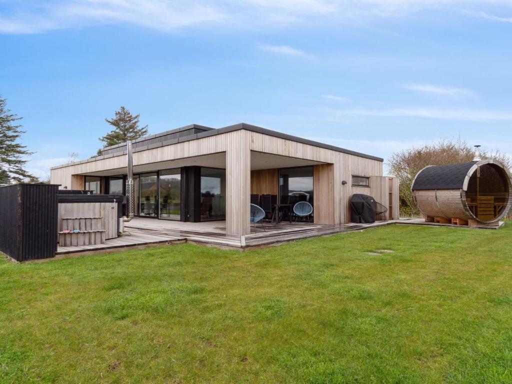 ein großes Haus mit einem großen Garten mit einem großen Garten in der Unterkunft Holiday Home Malfred - 500m from the sea by Interhome in Odder