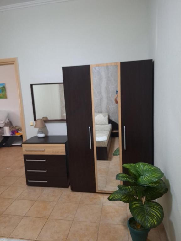 een kamer met een spiegel en een dressoir met bij Lia Apartment Sea View in Nea Fokea