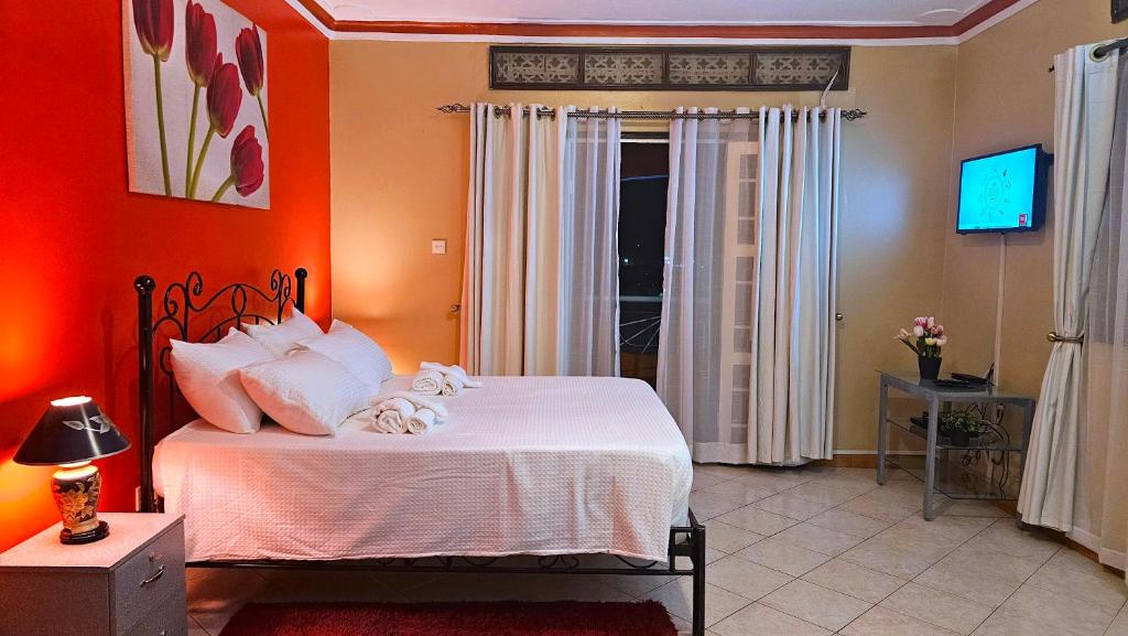 Postel nebo postele na pokoji v ubytování Cosy 3 bedroom home in Buziga