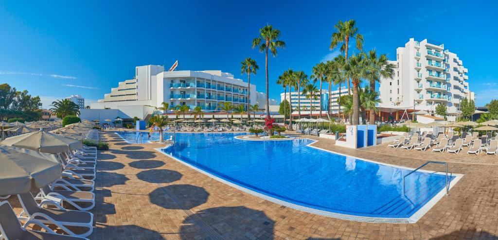 The swimming pool at or close to Hipotels Cala Millor Park