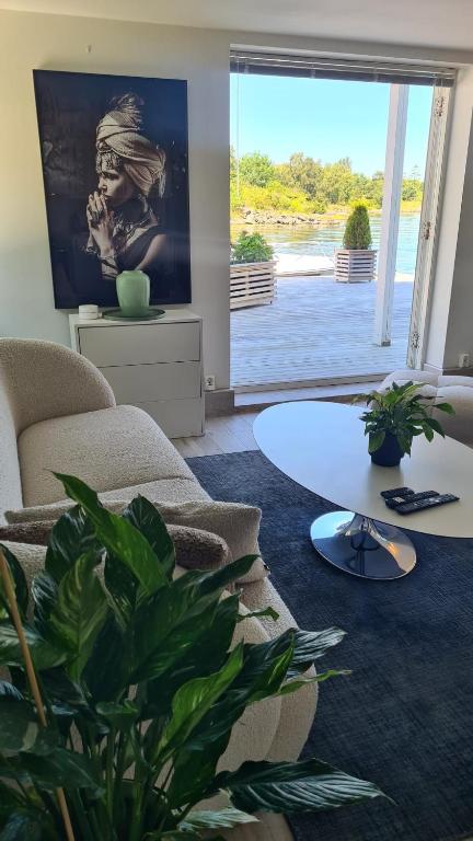una sala de estar con un sofá y una mesa en Seaside bliss you'll crave again, en Stavanger
