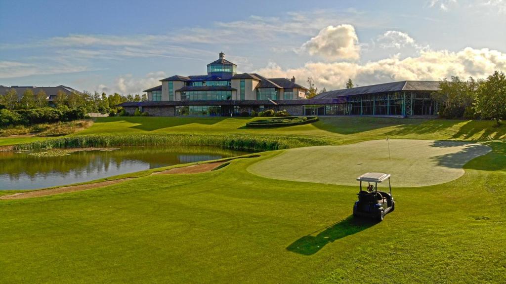 vista su un campo da golf con un edificio di The Hollow a Laois