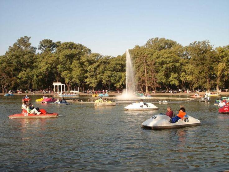 people are riding on inflatable boats in the water at Departamento sobre Boulevard Oroño in Rosario