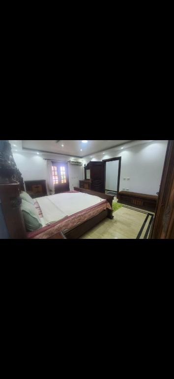 a bedroom with a large bed in a room at المحافظه in King Mariout