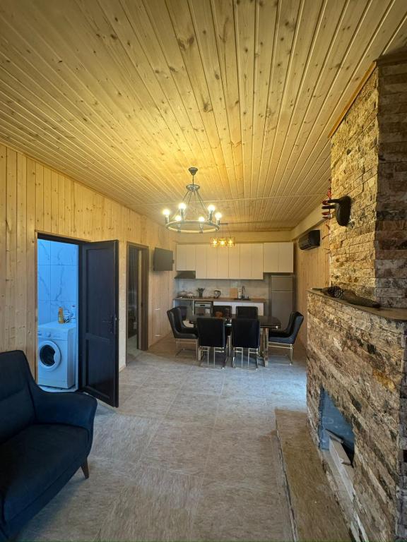 Una sala de estar con un sofá y una chimenea. en Villa, en Tsikhisdziri