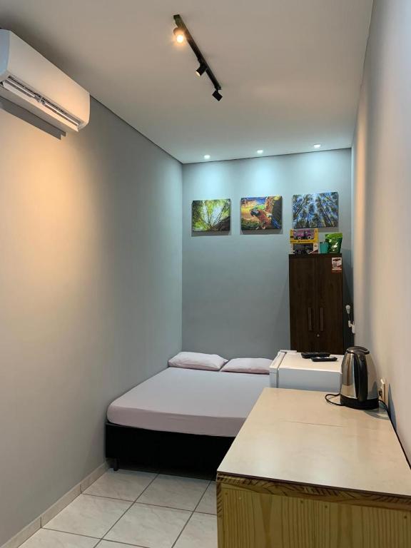 ein kleines Zimmer mit einem Bett und einer Theke in der Unterkunft Flat MDC 02 in Iturama
