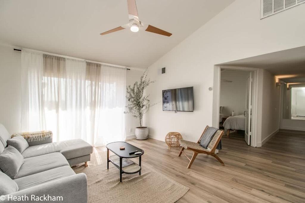 ein Wohnzimmer mit einer Couch und einem Deckenventilator in der Unterkunft 3bd Condo Near Old Town King Bed in Scottsdale