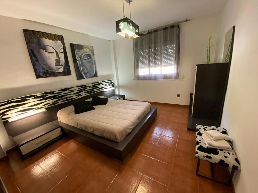 Ένα ή περισσότερα κρεβάτια σε δωμάτιο στο Casa abuhardillada con piscina y chimenea
