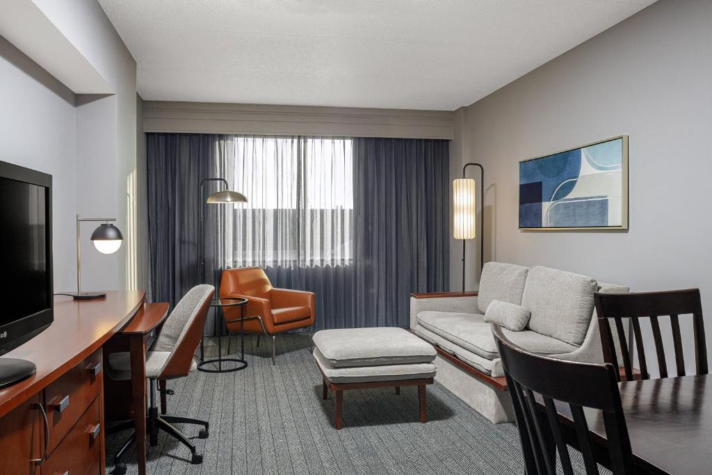 Courtyard Long Island MacArthur Airport - King Suite Met 1 Slaapkamer En Slaapbank