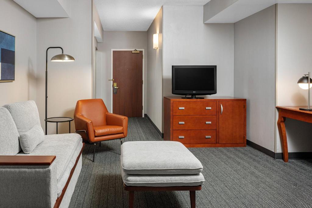 Courtyard Long Island MacArthur Airport - Suite Met Kingsize Bed En Slaapbank