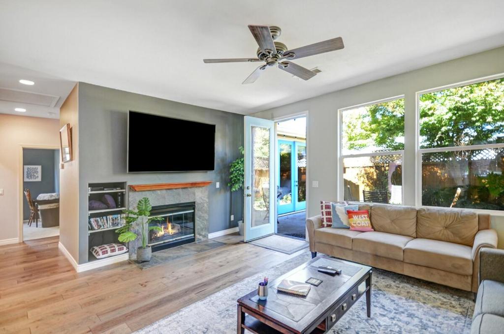 ein Wohnzimmer mit Couch und Kamin in der Unterkunft Wine Country Retreat with Hot Tub & Mini Golf in Santa Rosa