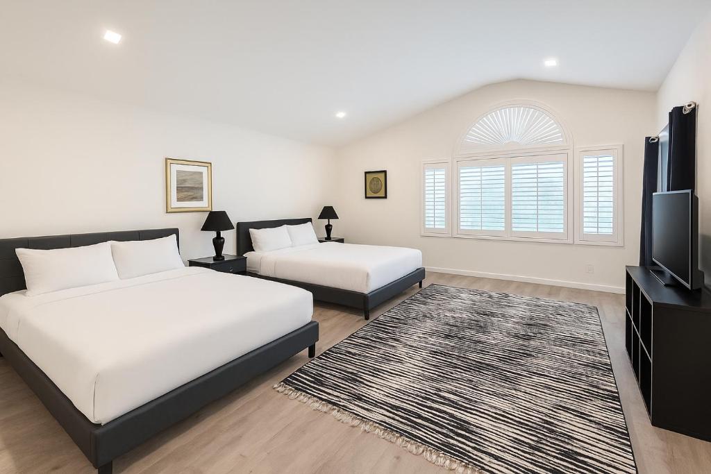 Postel nebo postele na pokoji v ubytování Fullerton Beachside Escape