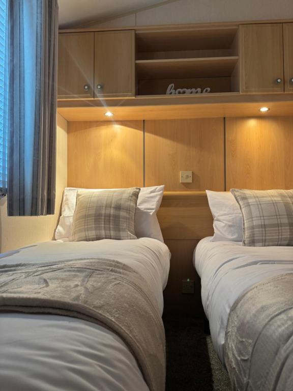 Giường trong phòng chung tại marine getaways caravan hire winchester