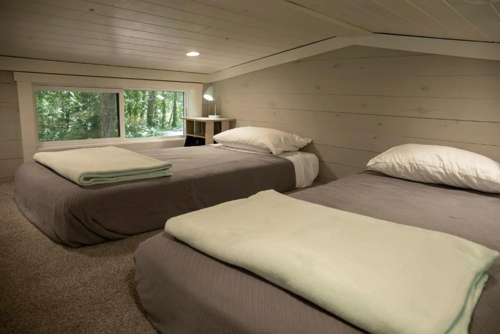 Ένα ή περισσότερα κρεβάτια σε δωμάτιο στο Riverfront Home - Kayak & Fishing - 6 mins Mentone