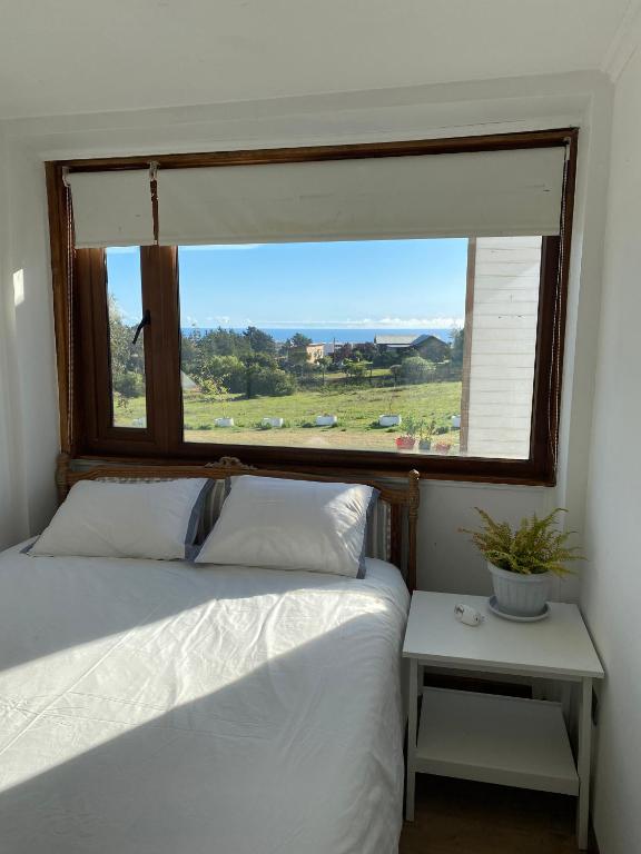 Schlafzimmer mit einem Fenster, einem Bett und einem Tisch in der Unterkunft Your refuge in El Yeco- Algarrobo in Algarrobo