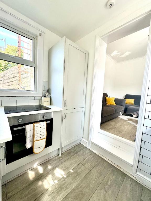 Posezení v ubytování Charming 2BR Victorian Flat in Bexhill-on-Sea