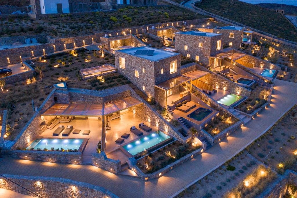 una vista aerea di un edificio di notte di Panormos Bay Suites Luxury Resort a Mykonos Città
