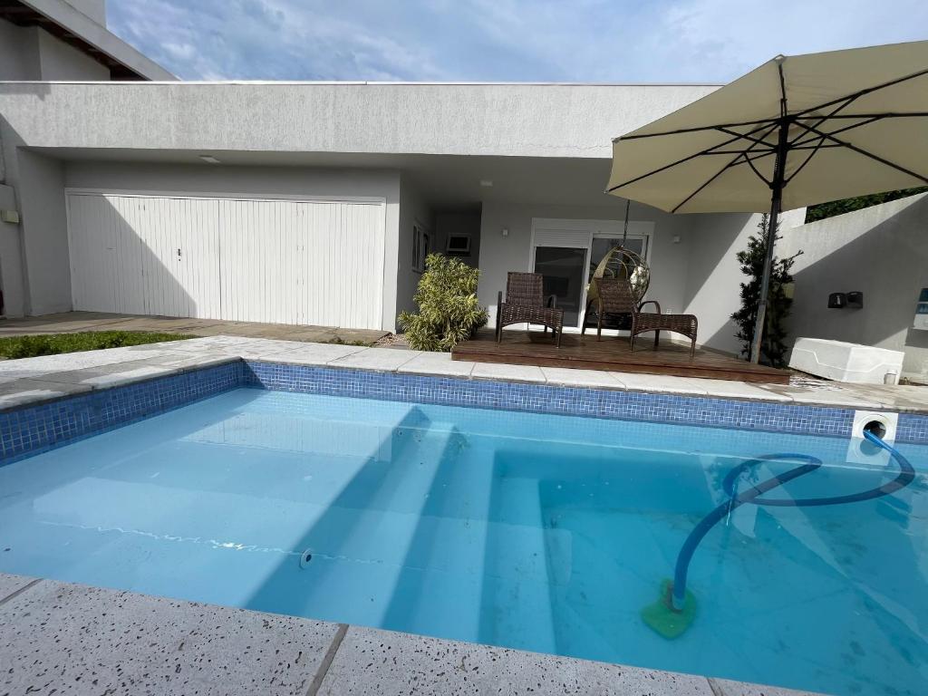 Πισίνα στο ή κοντά στο Linda casa na praia com piscina 4 quartos