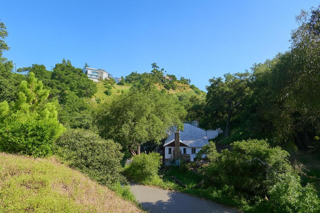 マリブにあるMalibu Woods & Waves - 2 Bedroomの川の横の丘の上の家