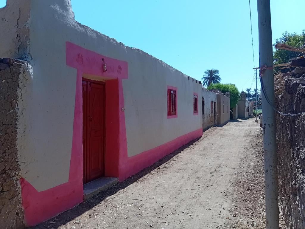 Το κτήριο όπου στεγάζεται  η παραθεριστική κατοικία