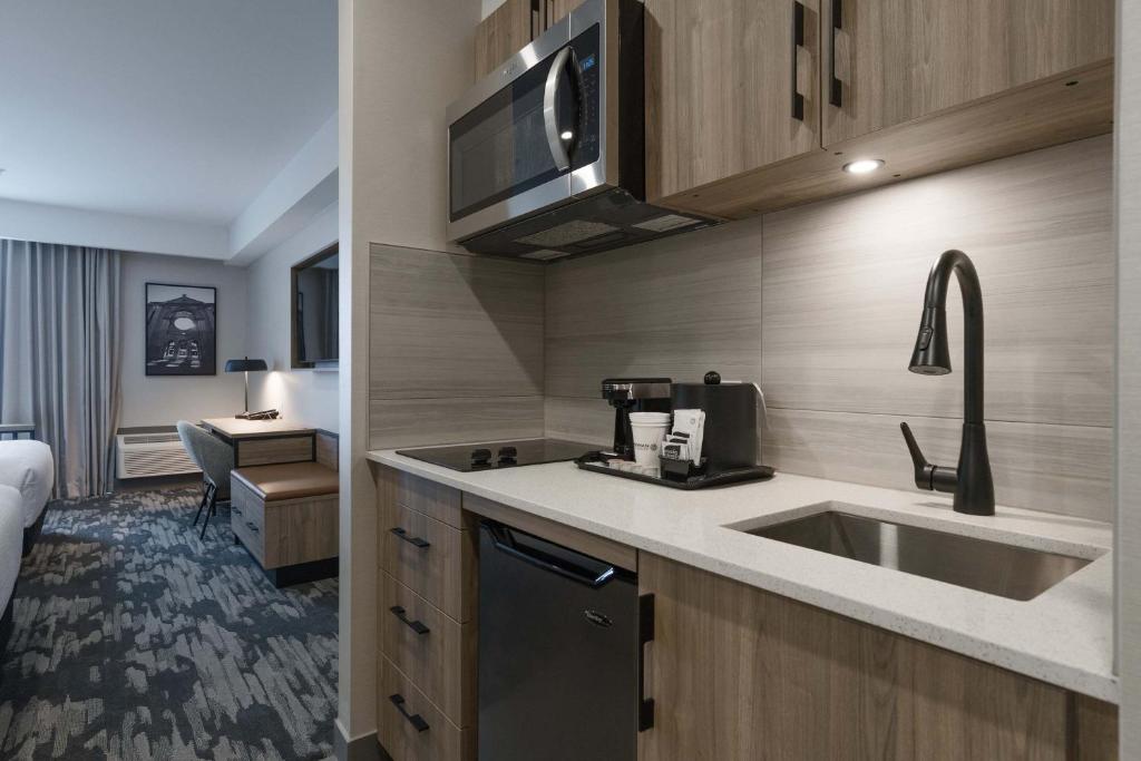 Sandman Signature Winnipeg Airport Hotel & Suites - Resim 19