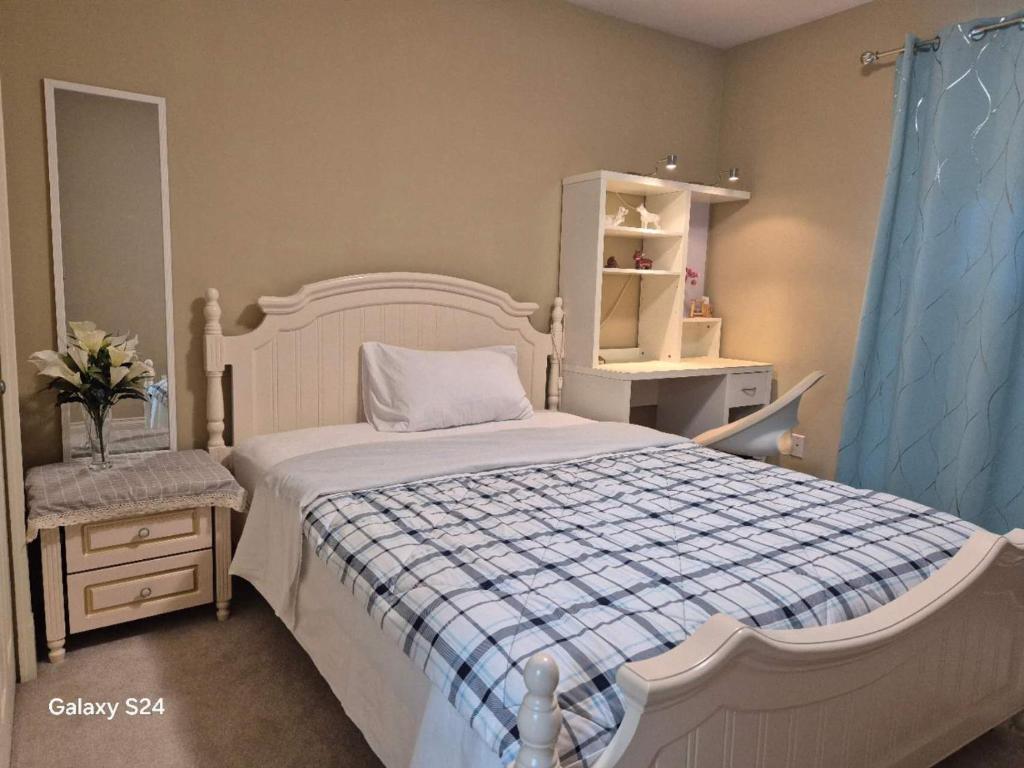 Un dormitorio con una cama, una cómoda y un espejo. en Abbie's Cozy Single Rooms, en Distrito municipal de Maple Ridge