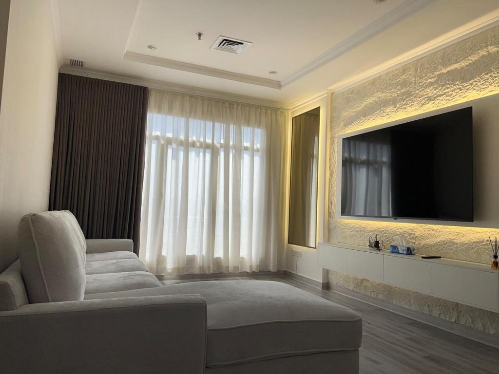 Μια τηλεόραση ή/και κέντρο ψυχαγωγίας στο Relax place in heart of salmiya