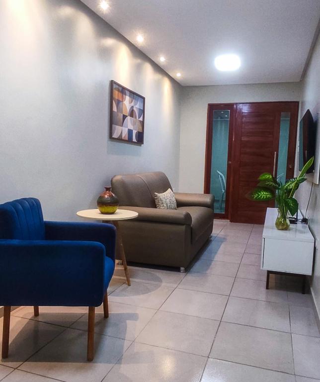 a living room with a couch and a table at Casa Luz Caruaru - próx feira da sulanca in Caruaru