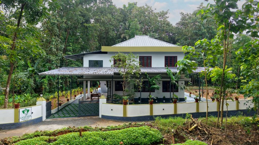 MalayāttūrにあるGanesha Homestayの庭中家