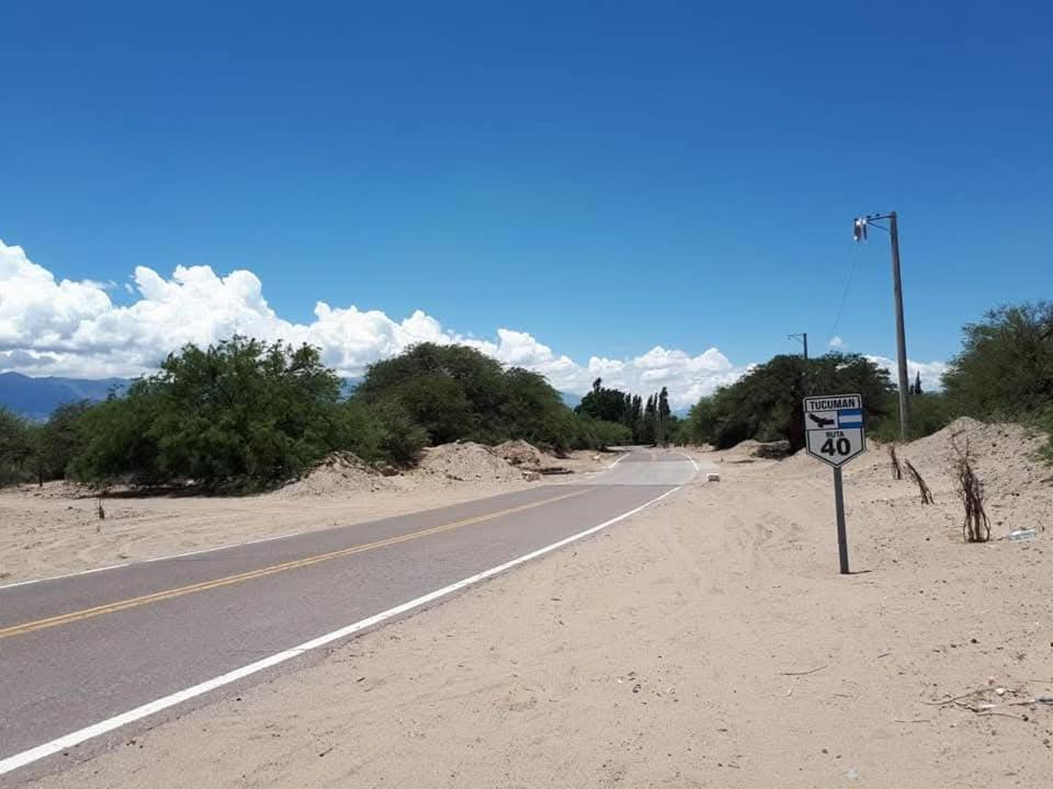 a speed limit sign on the side of a road at Cabaña Catelmo in Colalao del Valle
