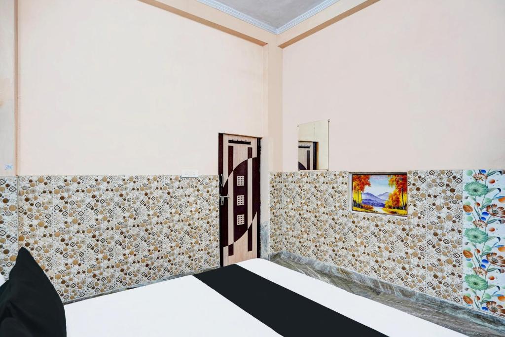 Postel nebo postele na pokoji v ubytování Hotel O Gautam