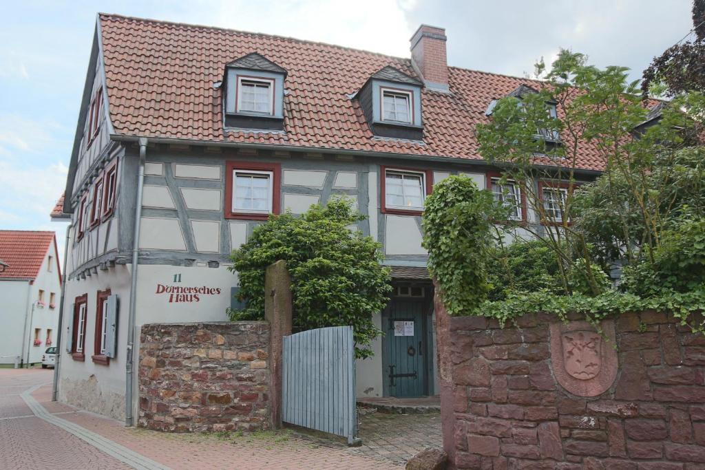 un bâtiment avec un panneau devant lui dans l'établissement Doernersches Haus, à Walldorf