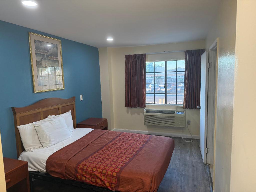 Anaheim National Inn - Deluxe Queen Suite - Non-Smoking