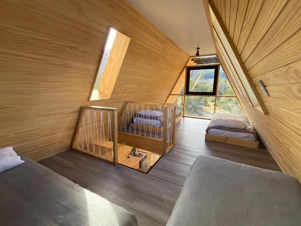 Una pequeña habitación con una cuna en una casa. en OUTSCAPE l Hermosa Cabaña en Parque Nacional Cerro Castillo, en Villa Cerro Castillo