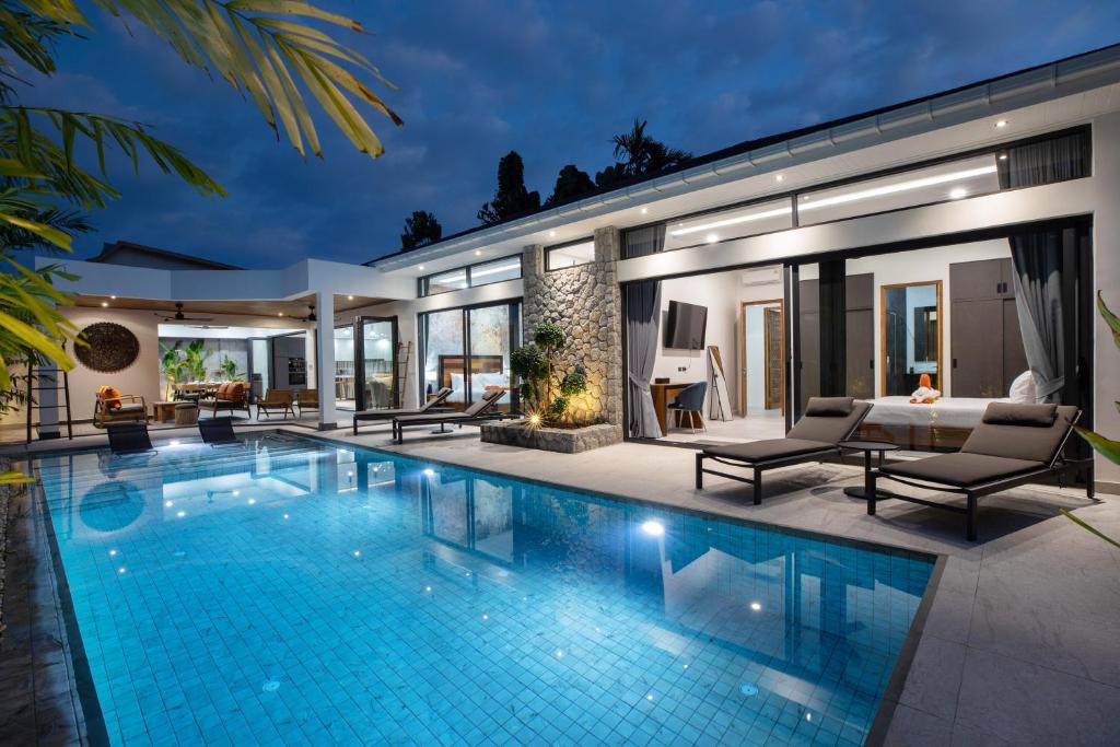 ラワイビーチにあるAndaman Paradise 1 - Luxury 3-Bedrooms Pool Villaの夜のプール付きヴィラ