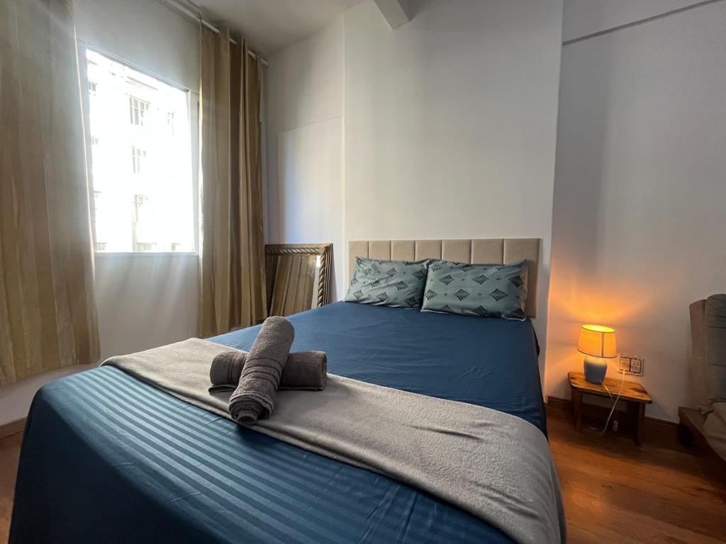 een slaapkamer met een bed met twee handdoeken erop bij Loft no Centro- Lapa, Consulado, Praia,Metrô e AR! 605 in Rio de Janeiro