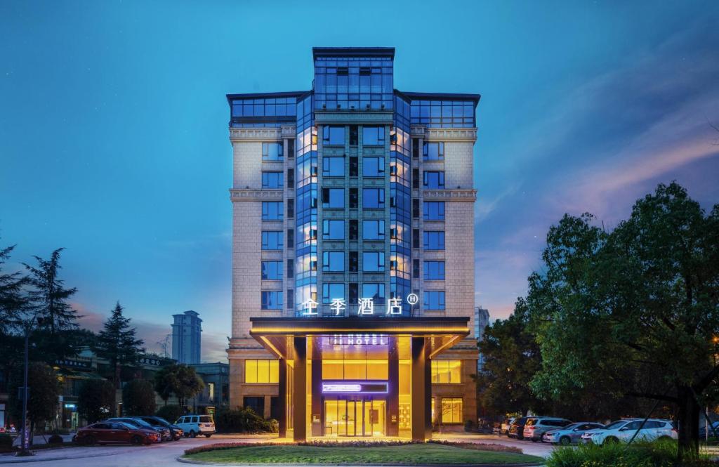 Tòa nhà nơi khách sạn tọa lạc