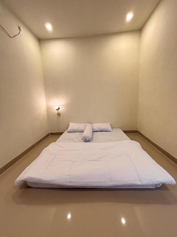 a large white bed in a small room at Homestay fafefa in Serang