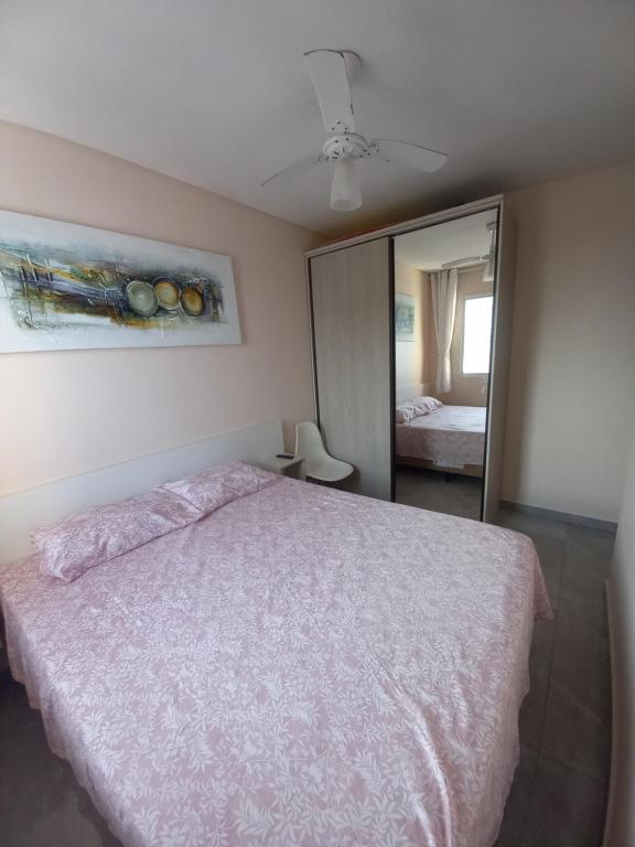 linda vista mar,2 quartos,Ocian SP في برايا جراندي: غرفة نوم بها سرير كبير ومرآة