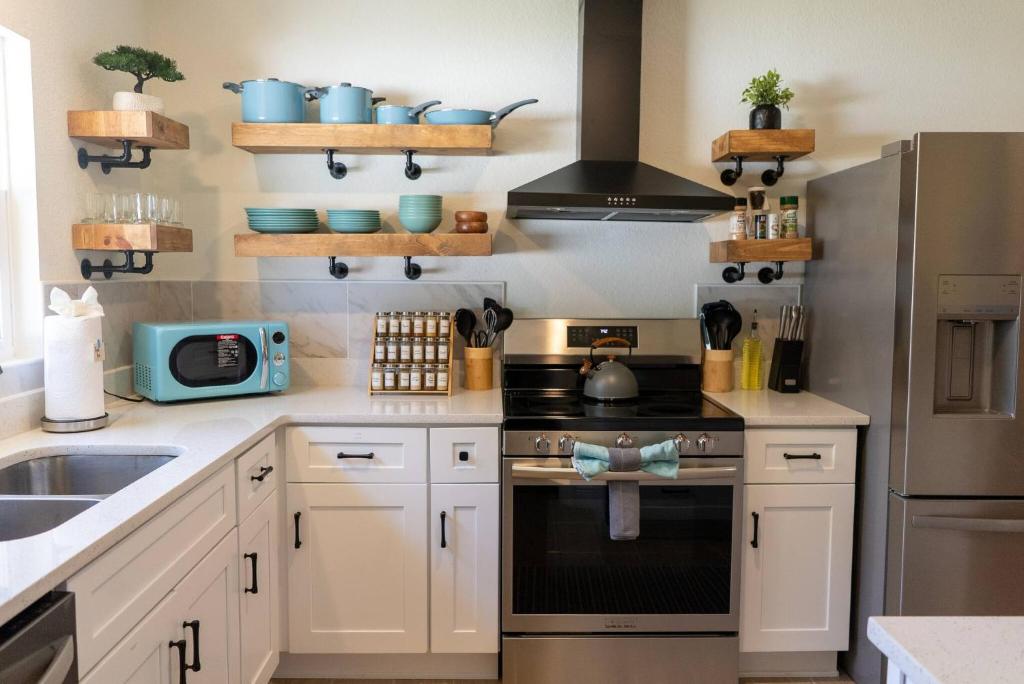 Dapur atau dapur kecil di Downtown Mount Dora Hideaway