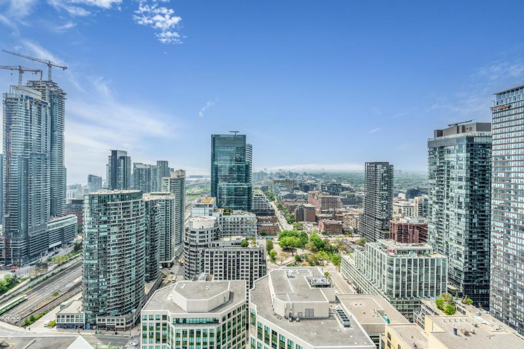 トロントにあるModern Toronto Lake View & CN Tower View - One Free Parkingの高層ビルが立ち並ぶ都市の航空写真